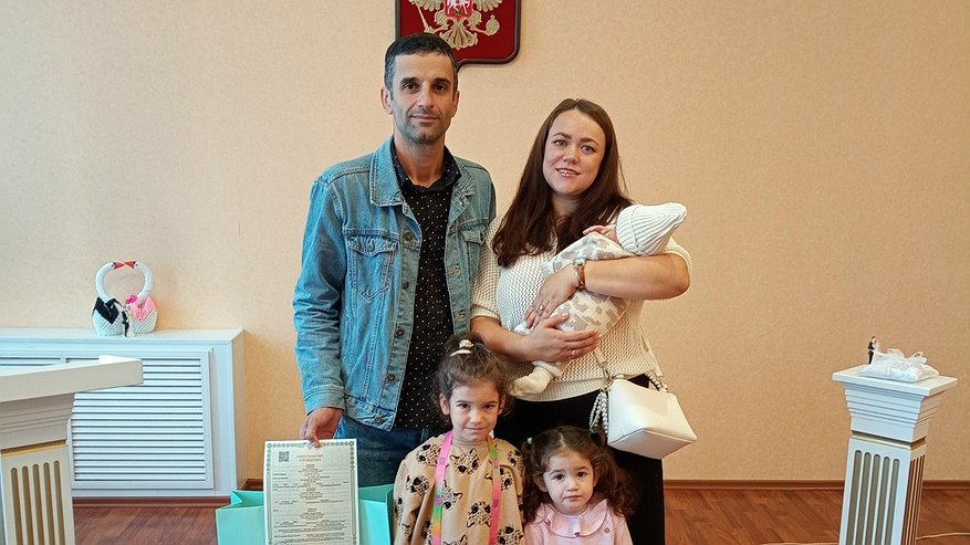 Главная картинка новости: "Богиня луны": в Чухломском районе многодетные родители назвали ребенка именем армянского происхождения