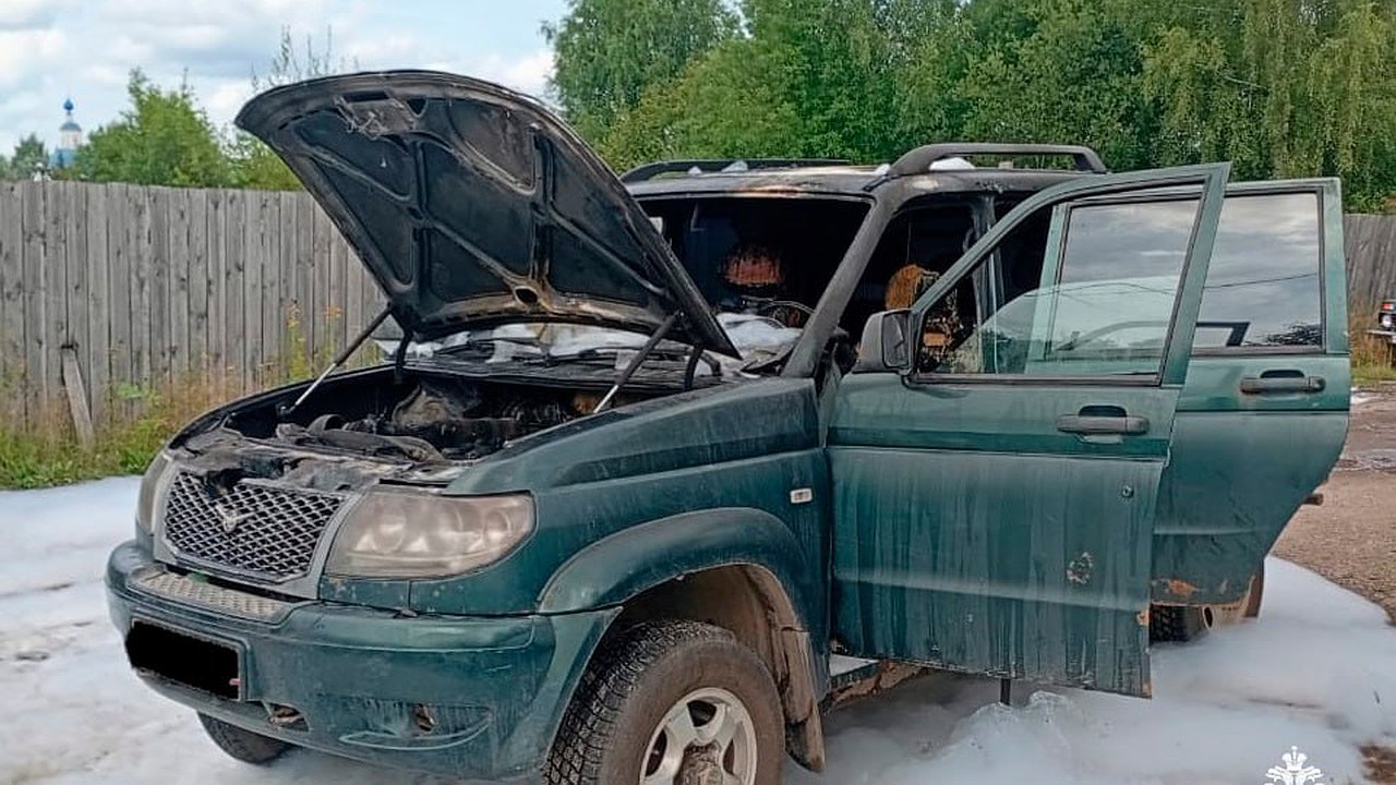 Главная картинка новости: В Костромской области загорелся внедорожник