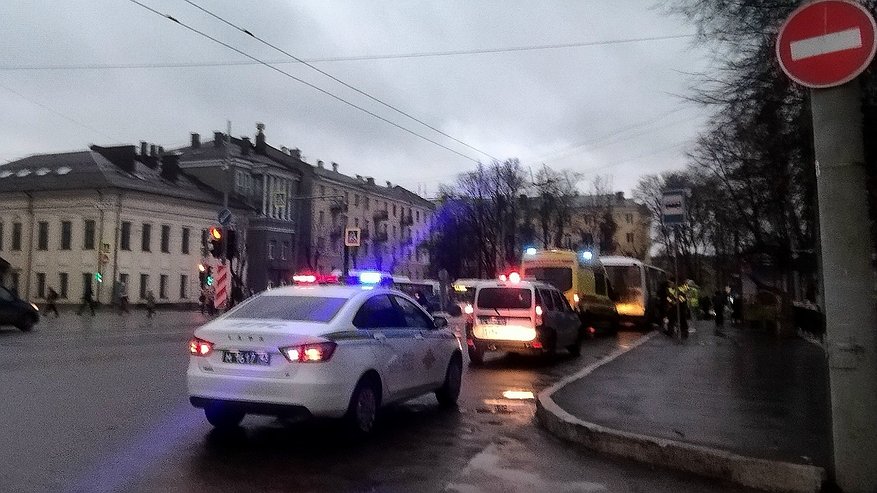 Главная картинка новости: В Костромской области водитель на Hyundai слетел с дороги и перевернулся
