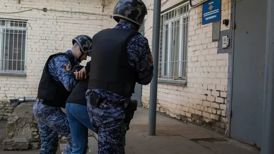 Главная картинка новости: Едва не потеряли зрение: 36-летний шарьинец напал на полицейских с газовым баллоном