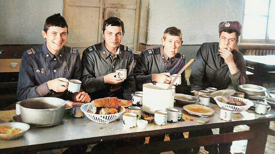 Главная картинка новости: 5 ненавистных блюд у срочников в армейских столовых СССР — ели и давились — до сих пор смотреть на них не могут