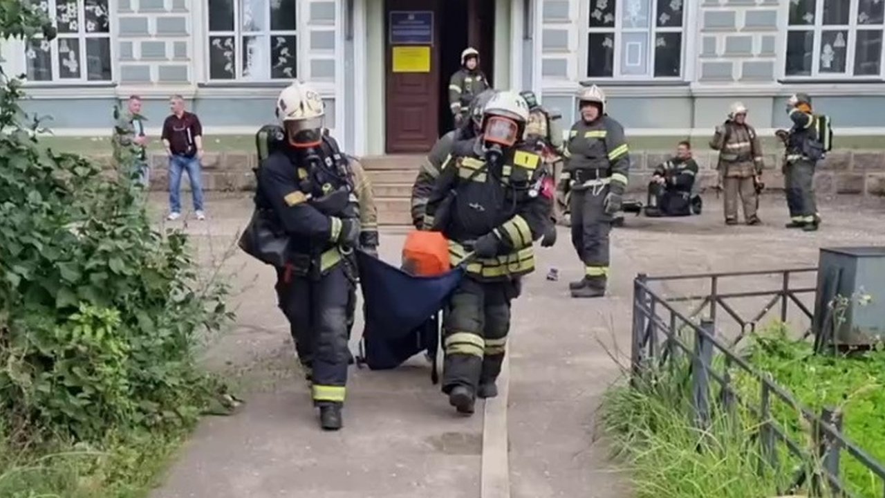 Главная картинка новости: В Костромском энергетическом техникуме огнеборцы тушили условный пожар