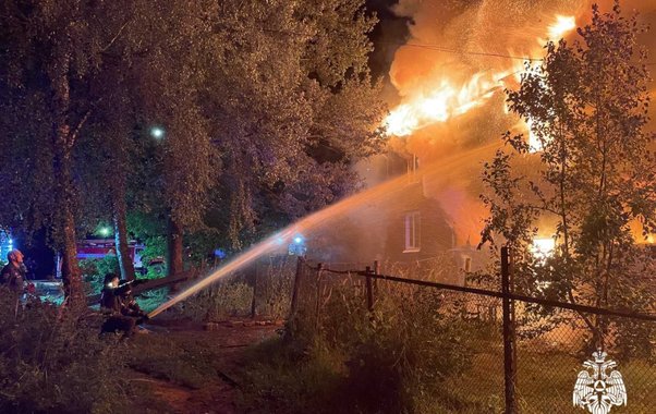 10 человек эвакуировали из горящего дома в Костроме