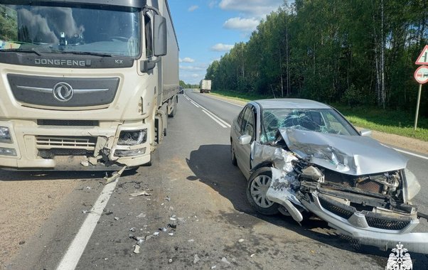 В Костромской области на трассе легковушка столкнулась с фурой