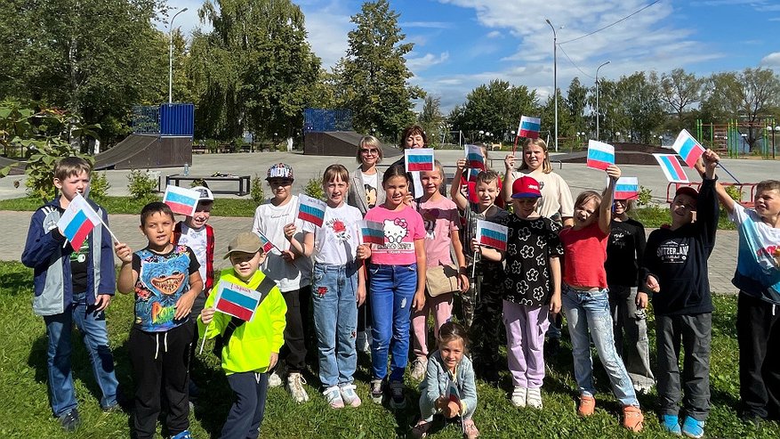 Главная картинка новости: Костромичей приглашают в городские парки на просветительские программы в честь Дня флага России (0+)