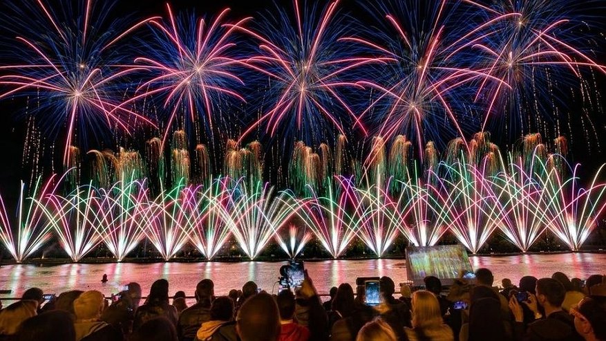Главная картинка новости: В Костроме на фестивале фейерверков "Серебряная ладья" напишут историю Победы (0+)