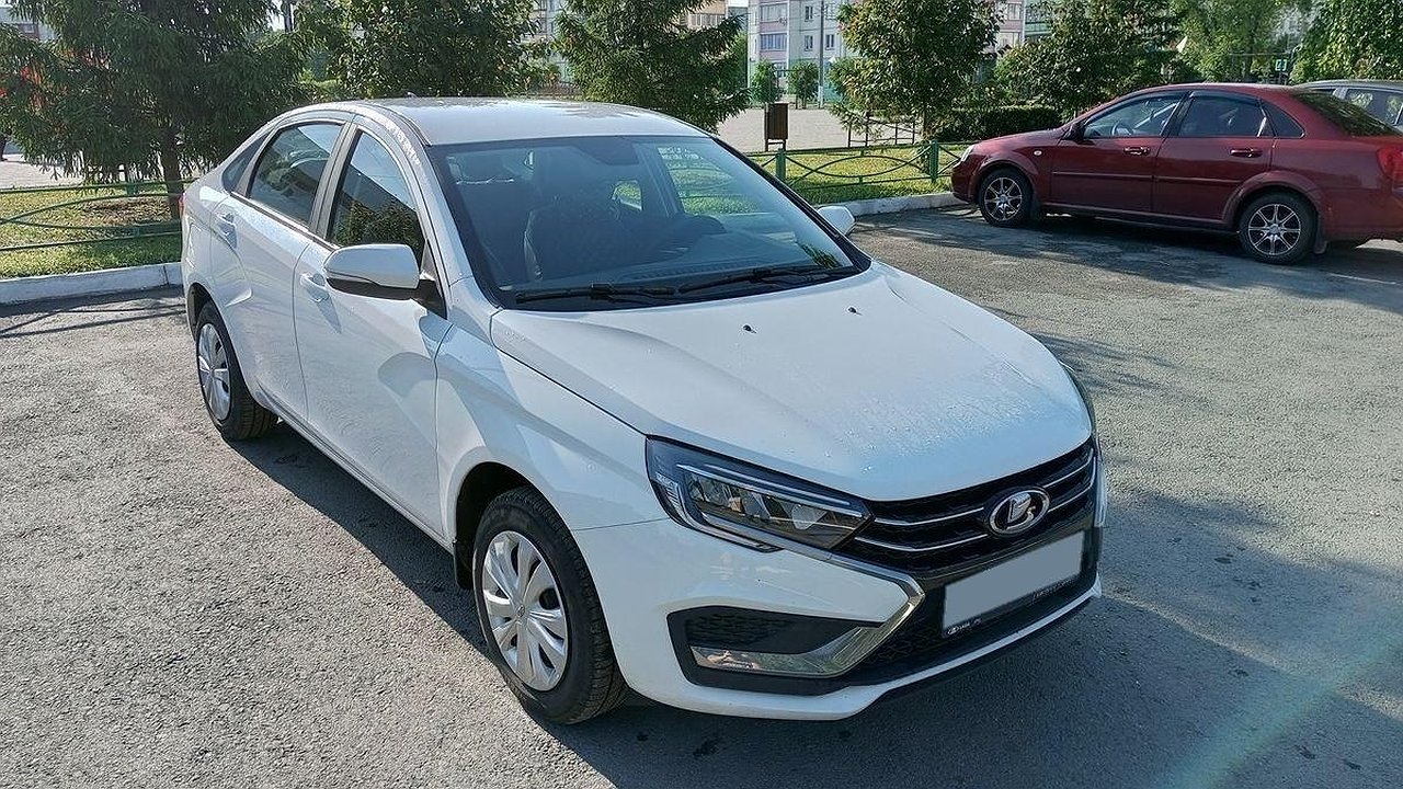 Главная картинка новости: Хотел поменять старую "Весту" на новую — привез сдавать в трейд-ин: во сколько дилер оценил машину с пробегом 51 тыс. км