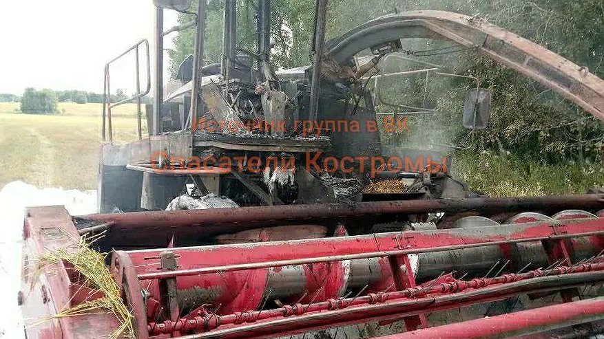Главная картинка новости: В Костромской области во время работы загорелся комбайн