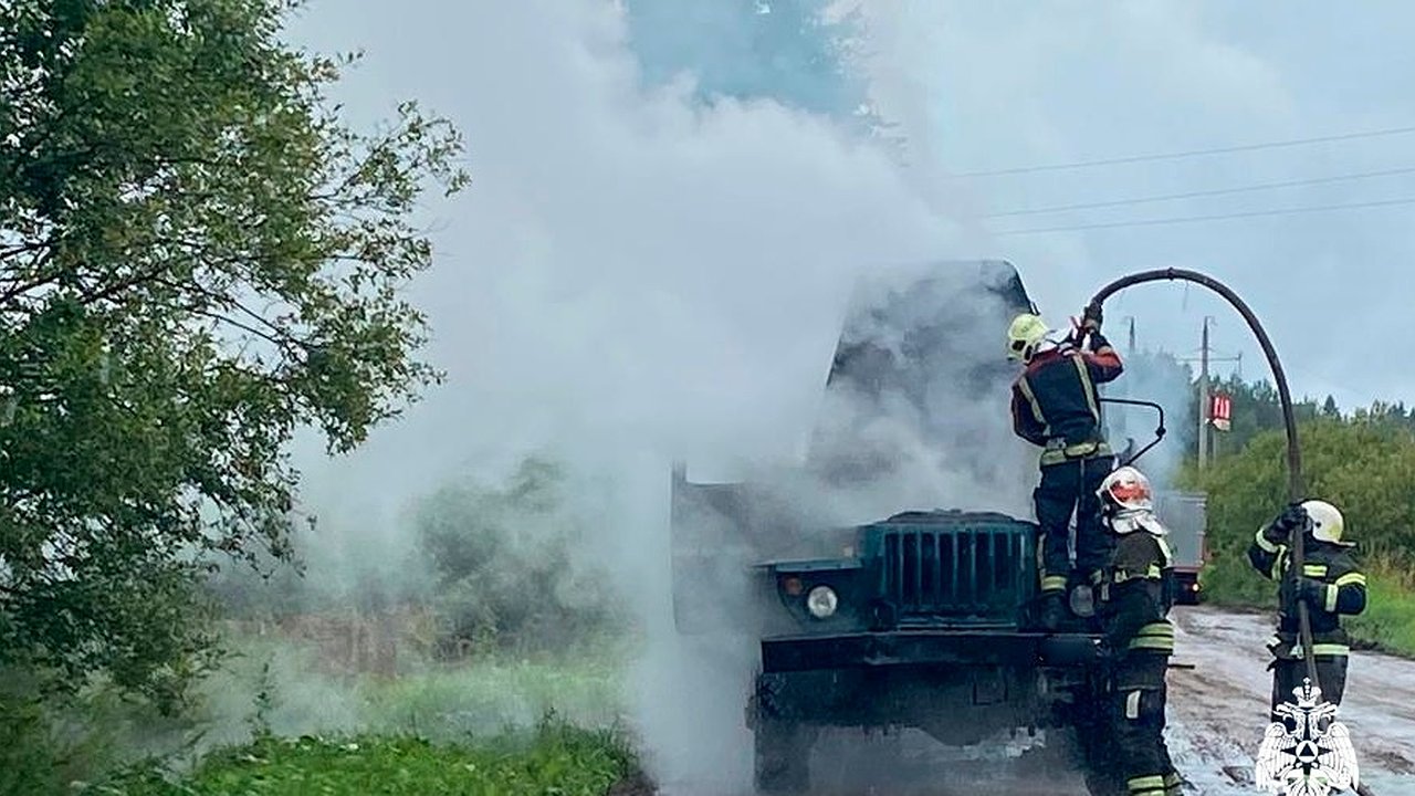 Главная картинка новости: В Мантурово Костромской области загорелся грузовик