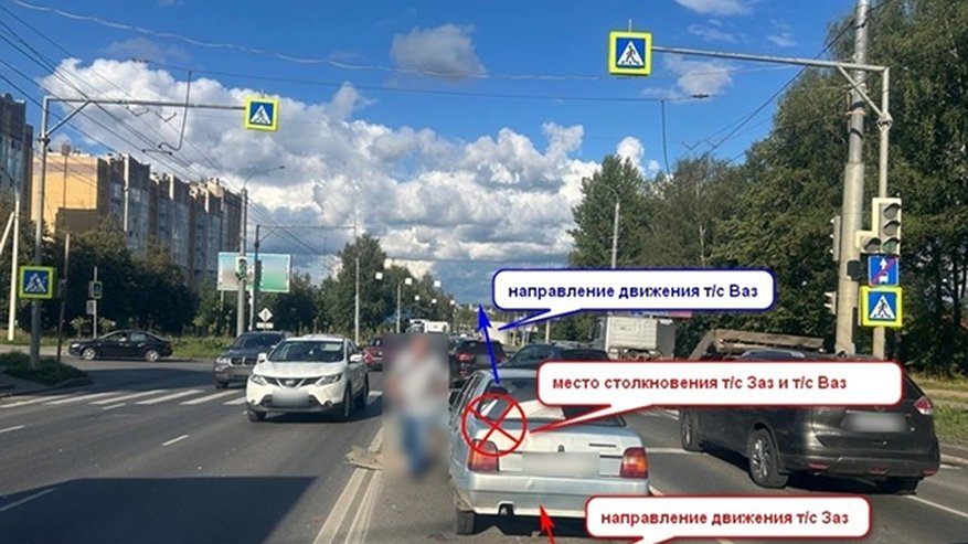 Главная картинка новости: В Костроме на Магистральной столкнулись "Запорожец" и ВАЗ: есть пострадавшие