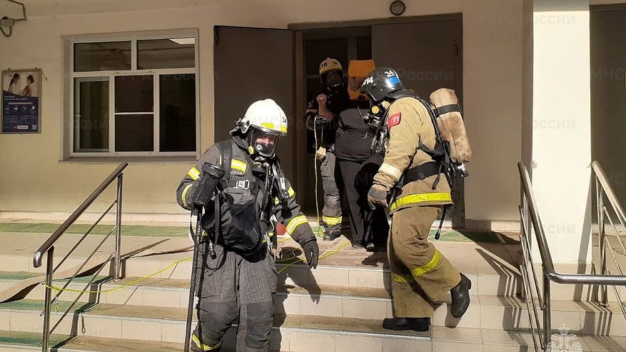 Главная картинка новости: В Костромской области пожарные экстренно эвакуировали всю поликлинику