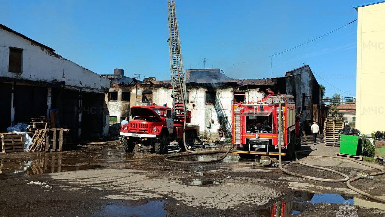 Главная картинка новости: В Костромской области ночью загорелось бесхозное строение