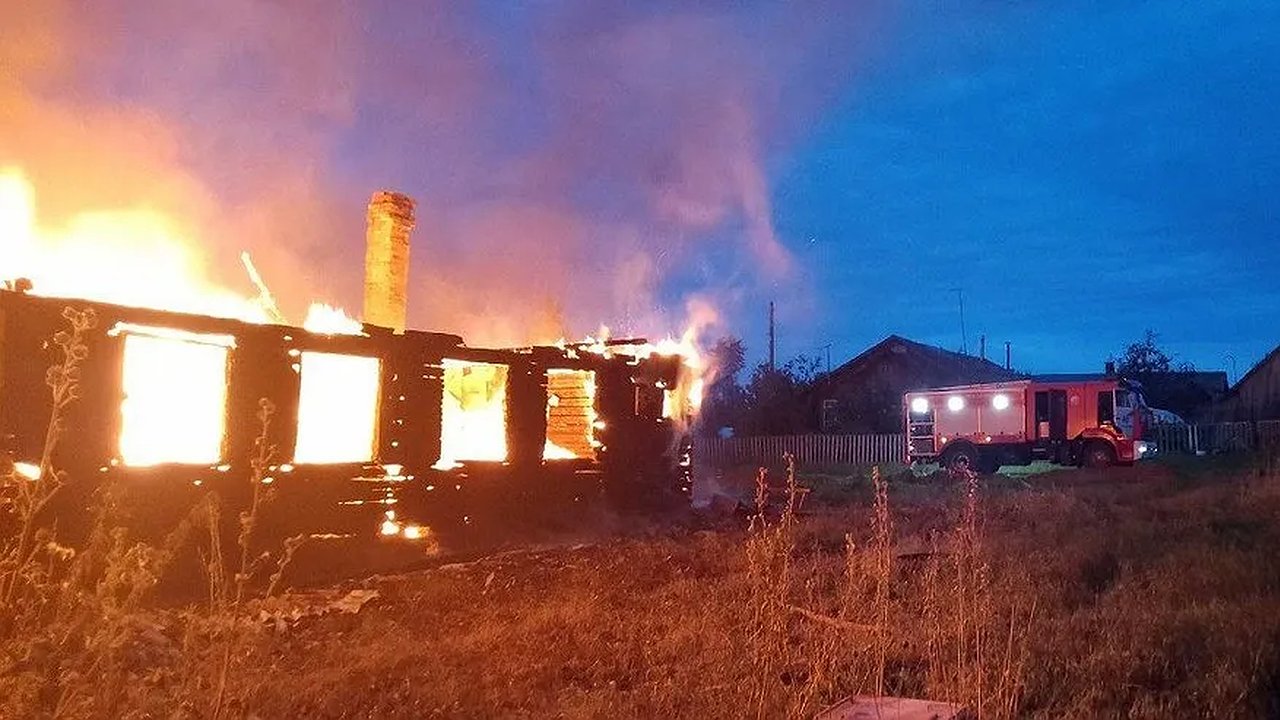 Главная картинка новости: В Костроме ночью сгорела частная баня
