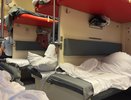 Захватила нижнюю полку, смяла чужую постель: попутчица устроила скандал — пришлось вызывать начальника поезда