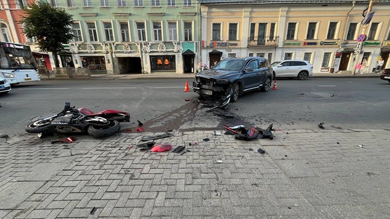 Главная картинка новости: В Костроме иномарка столкнулась с мотоциклом: есть пострадавшие