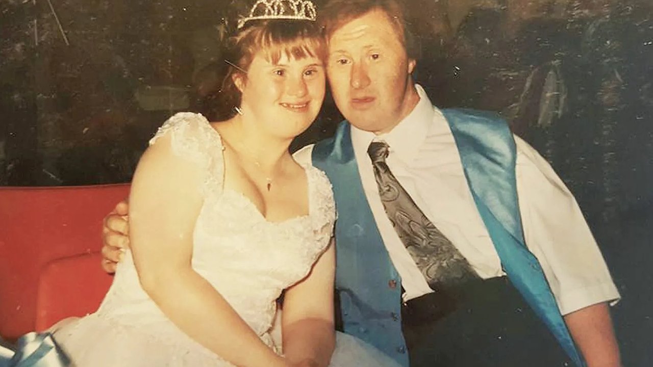 Главная картинка новости: 30 лет назад сыграли первую свадьбу людей с синдромом Дауна — счастье омрачилось трагедией