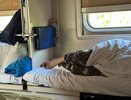 Пожилая женщина не смогла залезть на верхнюю полку — решила всю дорогу сидеть в ногах: кто оказался прав