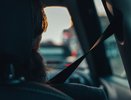 Если остановил инспектор ГАИ — и хочет оштрафовать за непристегнутого пассажира сзади: как выкрутиться — нужно знать закон