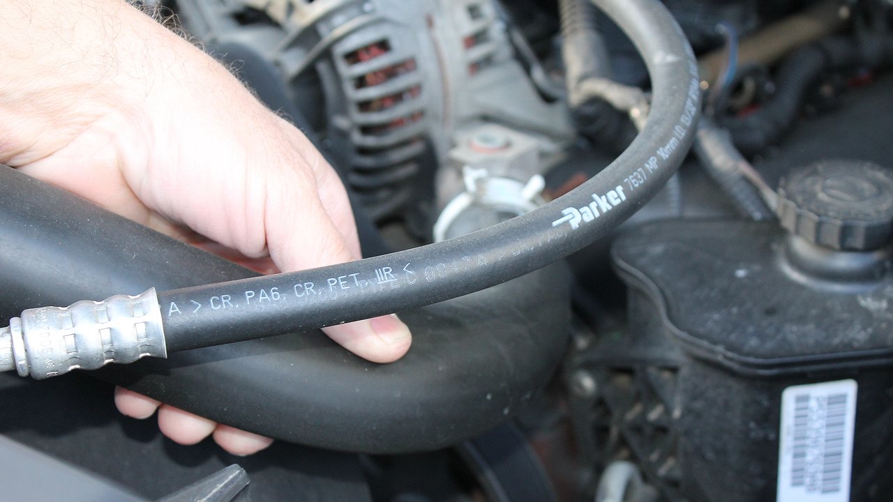 Главная картинка новости: Полгода искал, куда каждый день утекает антифриз — под машиной сухо, подтеков нет: причину нашел не сразу