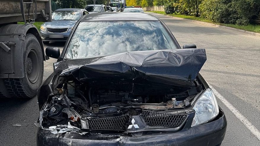 Главная картинка новости: В Костроме водитель Mitsubishi врезался в Chery, после чего сбил двух пешеходов