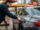 У бензина тоже есть срок годности — не стоит заправлять полный бак и оставлять надолго: когда он начинает портиться