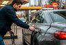 Миниатюра новости: У бензина тоже есть срок годности — не стоит заправлять полный бак и оставлять надолго: когда он начинает портиться
