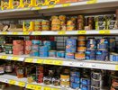 Купил в «Светофоре» тушенку за 130 рублей — пришлось отдать собаке: «запашок» стоял на весь дом