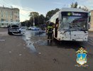 В Костроме водитель Renault не уступил дорогу автобусу: есть пострадавшие