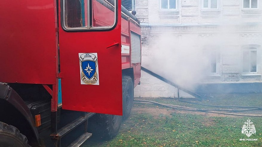 Главная картинка новости: В Костромской области загорелся завод: пожарные спасли 25 человек