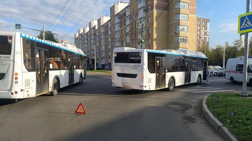 Главная картинка новости: В Костроме автобус сбил 15-летнюю девочку на пешеходном переходе