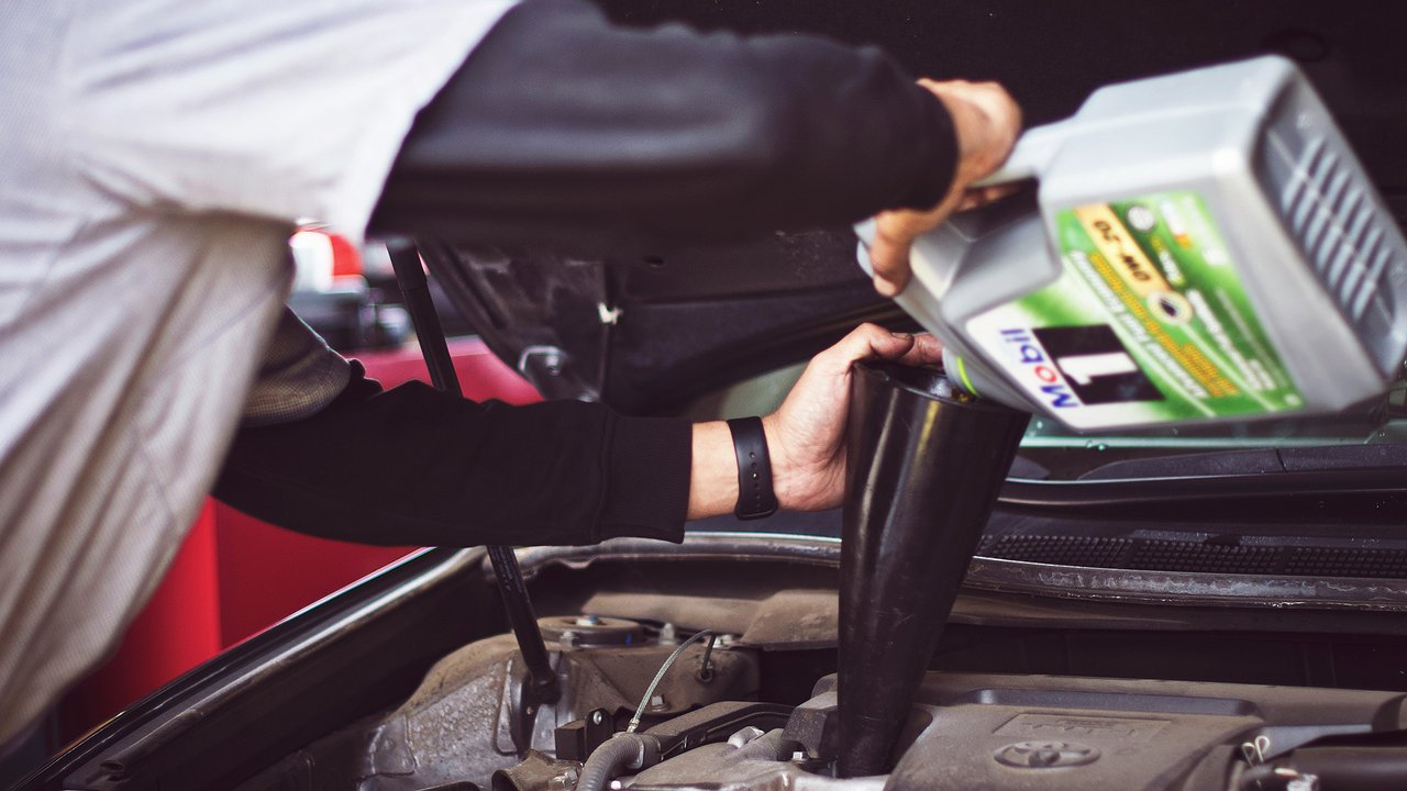 Главная картинка новости: 50% масел — подделки: как не наткнуться на фальш и где лучше закупать смазку для ДВС — ответ моториста