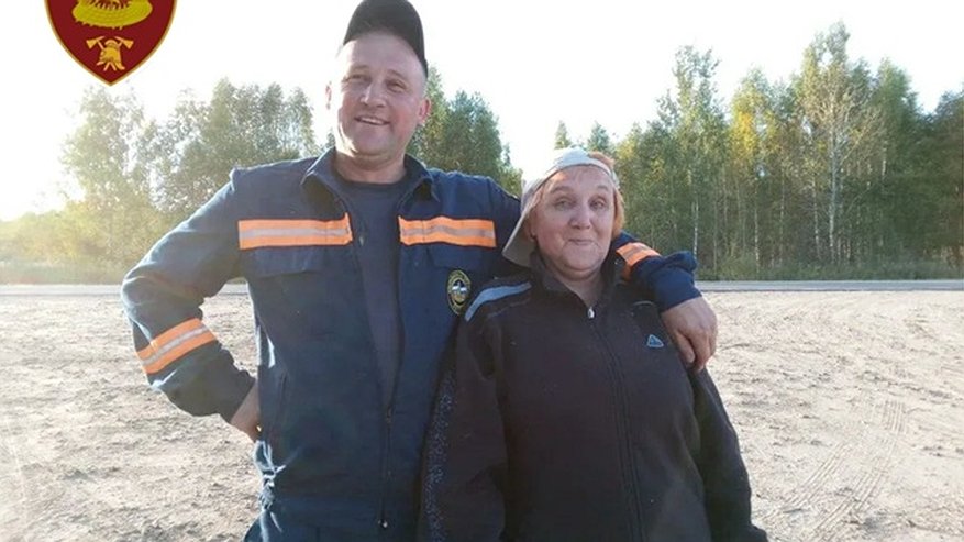 Главная картинка новости: В Костромской области спасатели вывели из леса заблудившуюся женщину