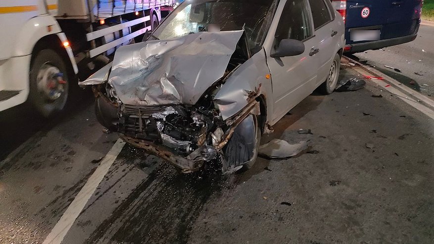 Главная картинка новости: В Костроме столкнулись ВАЗ и Mercedes: есть пострадавшие