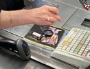 Зачем продавец спрашивает, нужен ли чек — ведь по закону должен выдать: юрист раскрыл всю правду