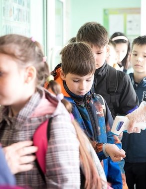 В школах и детсадах усилят входной контроль и дезобработки