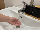 Вместо ржавой жижи из-под крана — бутыли с доставкой на дом: жительница Костромы заставила «Тепловик» снабжать её водой по решению суда