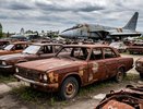 Нашёл среди болот законсервированную авиабазу: сотни ржавых машин и следы Су-24 - жутко, но интересно