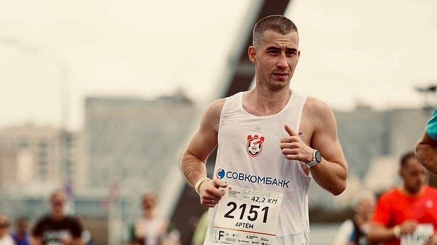 Главная картинка новости: В Москве участник марафона пробежал 42 километра в футболке «Кострома – столица мира»