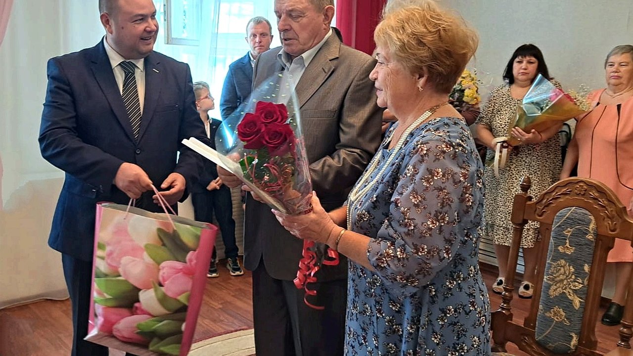 Главная картинка новости: В Галиче Костромской области чествовали супружескую пару, отметившую золотую свадьбу