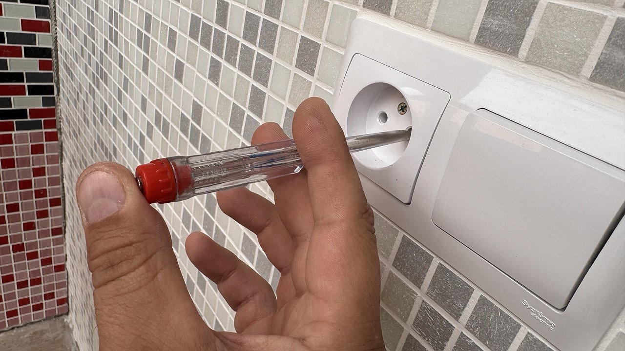 Главная картинка новости: Две фазы в розетке: объясняем простыми словами, откуда берётся эта беда и как не спалить всю технику