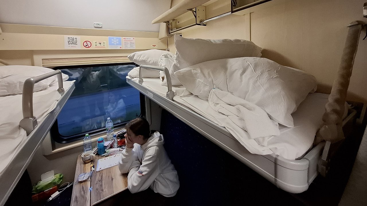 Главная картинка новости: Скандал в поезде: пожилые пассажиры требовали место у молодой женщины, но та отказала