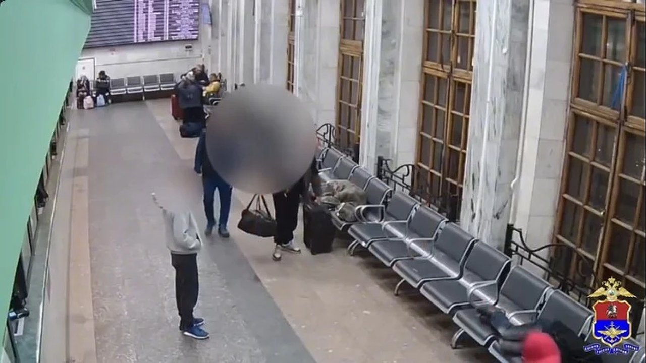 Главная картинка новости: Полиция Костромы помогла вернуть украденный чемодан с миллионом рублей