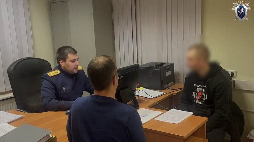 Главная картинка новости: Отец кидал на пол и бил ногами, а мать кусала: в Костроме родители издевались над 13-летней дочерью