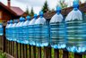 Миниатюра новости: Подвешиваю 5-литровую бутылку с водой к забору: и это сразу помогло решить одну деликатную проблему