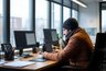 Миниатюра новости: Одна коллега орёт, что ей жарко при +21, и каждый день устраивает нам Арктику в кабинете: руки немеют от холода