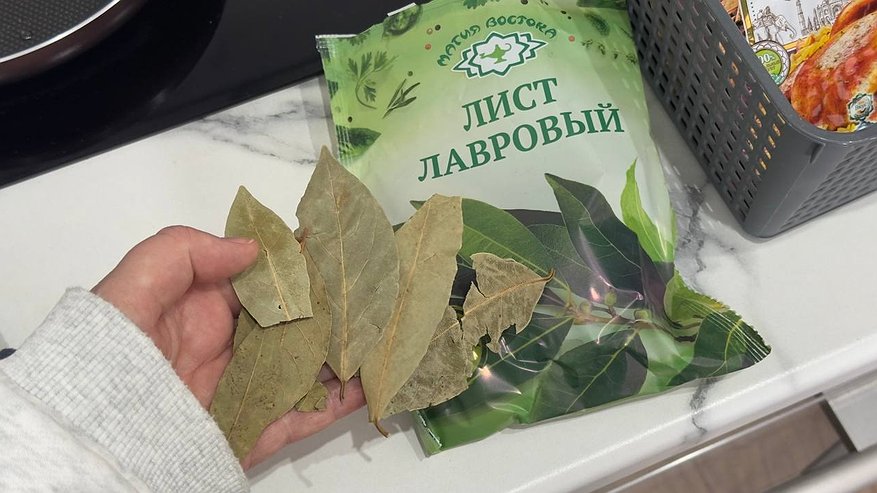 Главная картинка новости: Закопала лавровый лист в огороде — и спокойна всю зиму: делаю так каждую осень, эффект радует лет 5, а то и 10