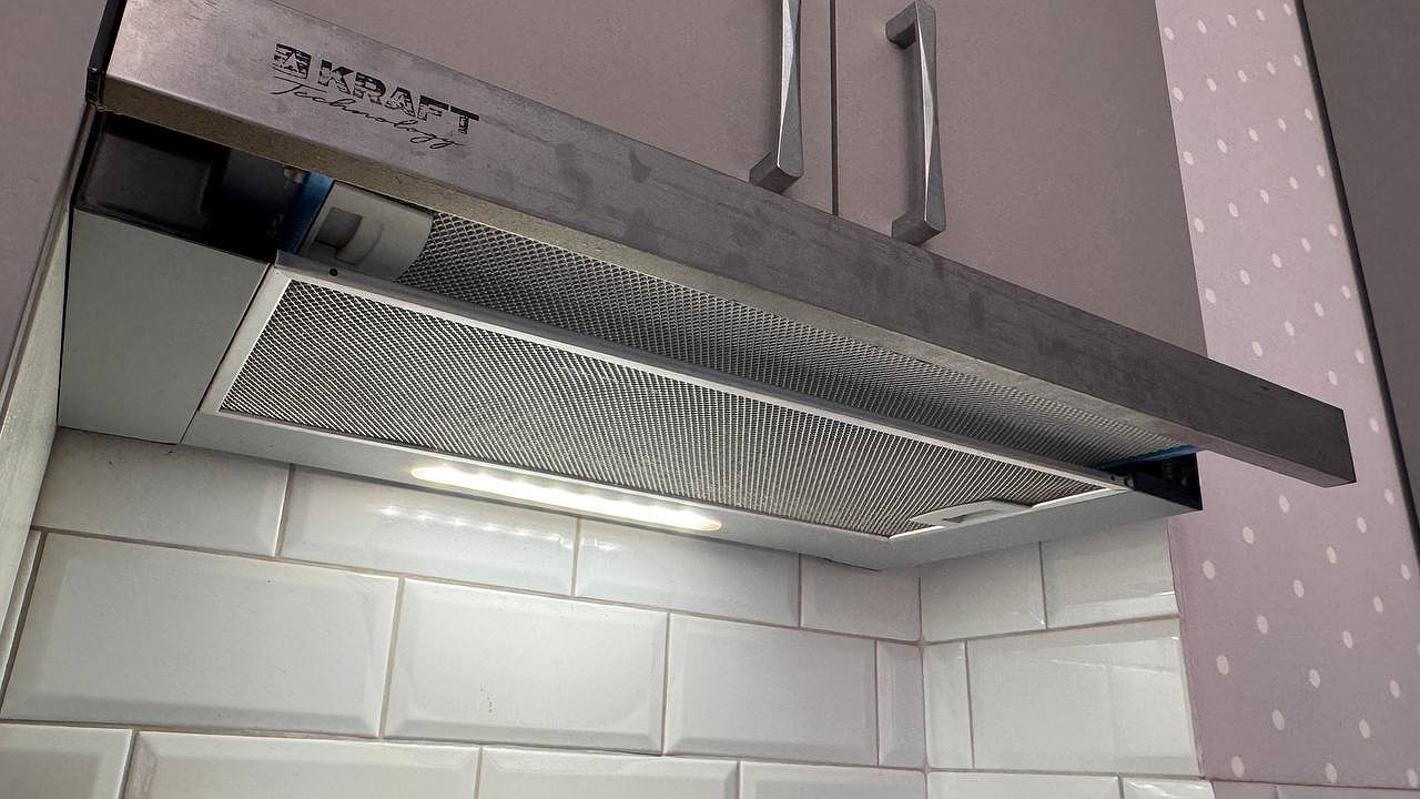 Главная картинка новости: Почему хитрые хозяева давно отказались от вытяжки на кухни: нашли более удобный вариант