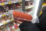 Миниатюра новости: Нашёл колбасу за 59 рублей в «Магните» — теперь понимаю, почему продавцы не хотели продавать: редкостная гадость