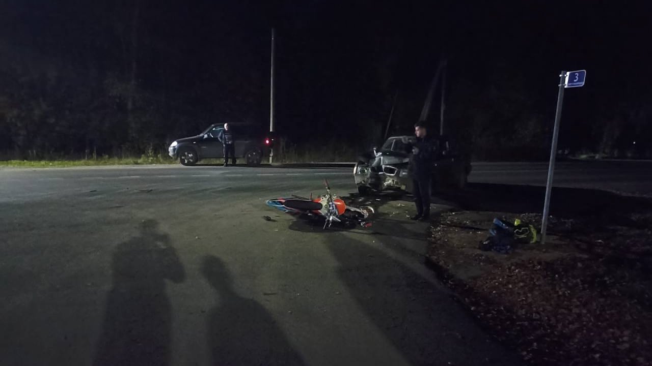 Главная картинка новости: В Галиче два подростка на питбайке врезались в "Волгу"