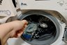 Миниатюра новости: 1 стакан при стирке — и вещи белее снега: опытная прачка постоянно замешивает в стиралку вместе с порошком это копеечное средство